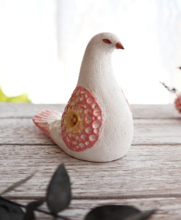 陶置物 幸せ運ぶ白い鳥 アンティーク風仕上げ／パステルピーチ2 一点物！「Creema限定」 3枚目の画像