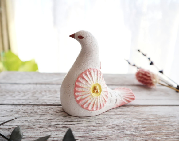 【受注制作】陶置物 幸せ運ぶ白い鳥 アンティーク風仕上げ／パステルピーチ3 1枚目の画像