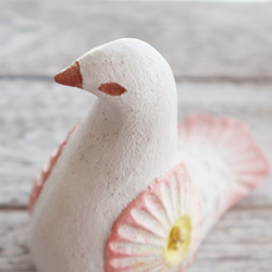 【受注制作】陶置物 幸せ運ぶ白い鳥 アンティーク風仕上げ／パステルピーチ3 8枚目の画像