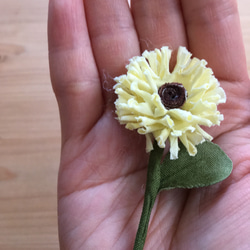 野の花 デイジーのブローチ 3枚目の画像