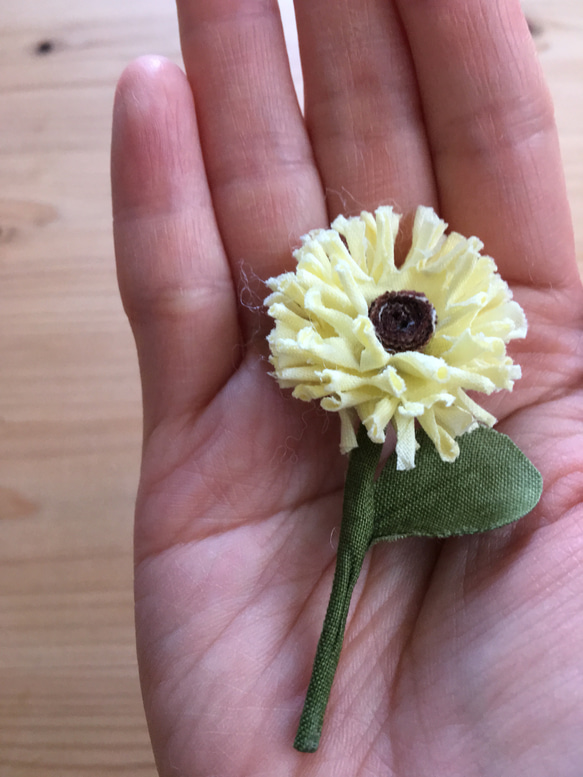 野の花 デイジーのブローチ 3枚目の画像