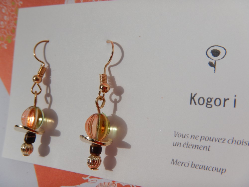 オレンジとグリーンのチェコガラスとメタル素材のピアス