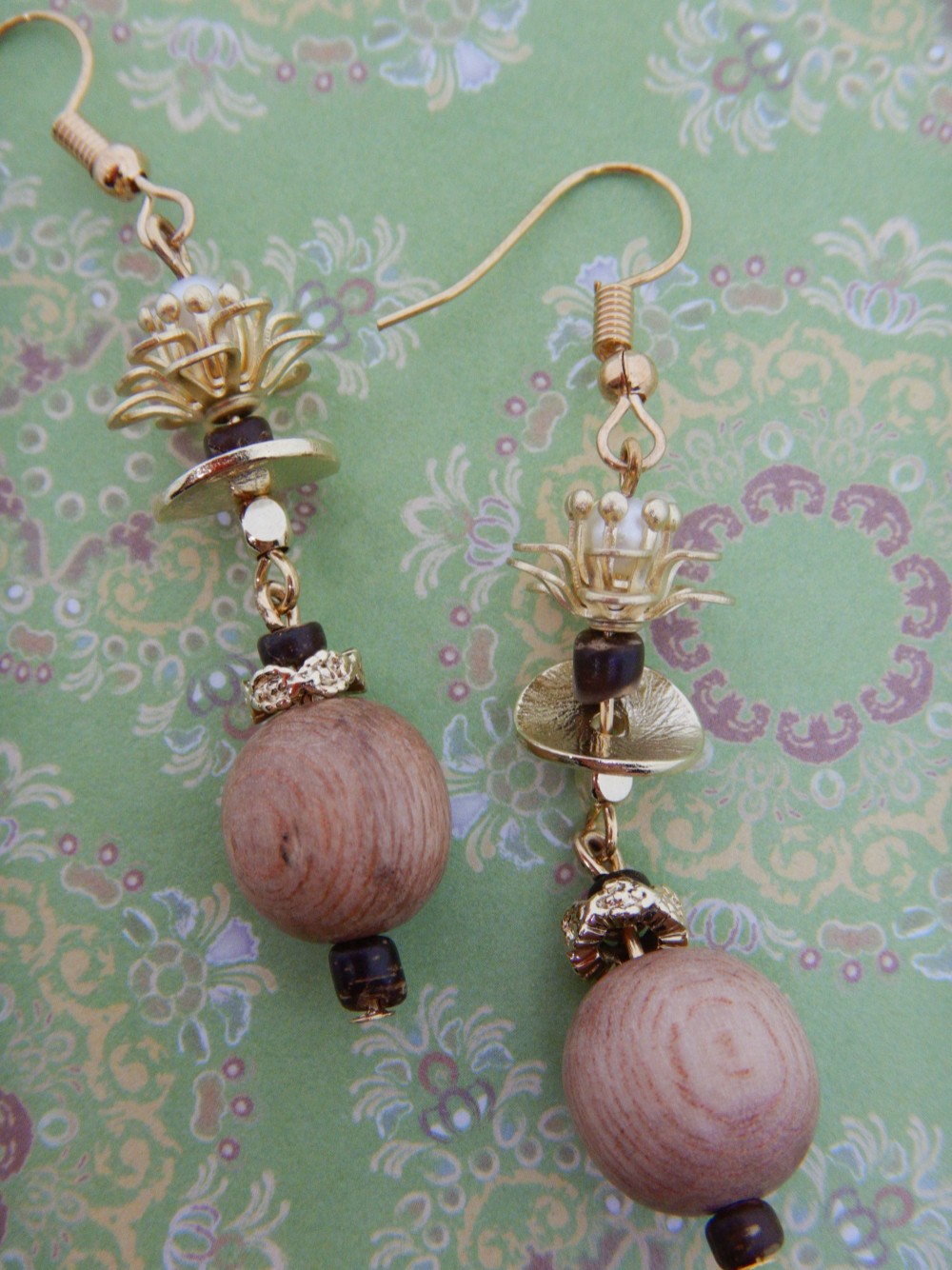 球形ローズウッドと二重花弁（メタル素材）のお花のピアス