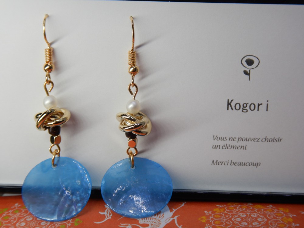 青色の丸形シェルとメタル素材のピアス