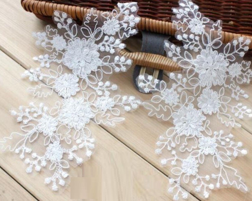花草刺繍のパネル　手編みレース繋ぎ　ホワイトクロス