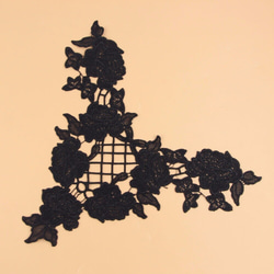 ブラックフラワー刺繍モチーフ　27.5cmx29cm 1枚目の画像