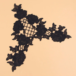 ブラックフラワー刺繍モチーフ　27.5cmx29cm 2枚目の画像