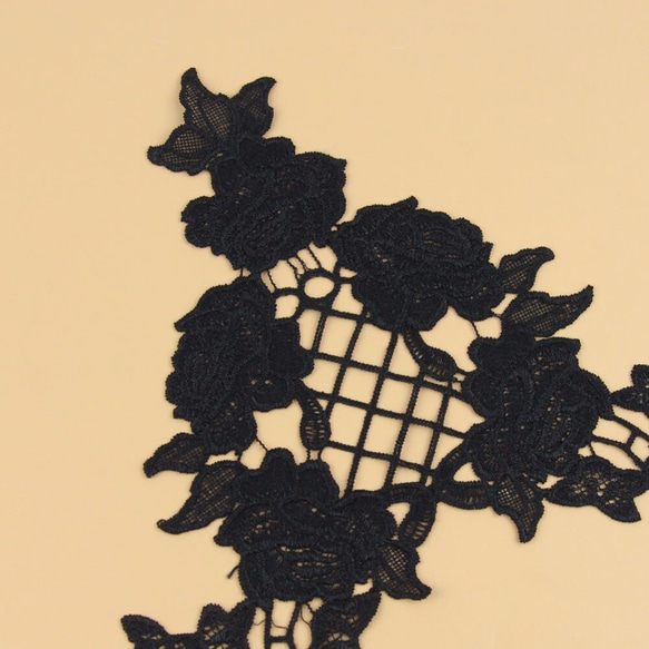 ブラックフラワー刺繍モチーフ　27.5cmx29cm 4枚目の画像