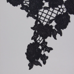 ブラックフラワー刺繍モチーフ　27.5cmx29cm 7枚目の画像
