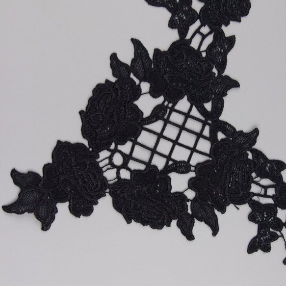 ブラックフラワー刺繍モチーフ　27.5cmx29cm 8枚目の画像