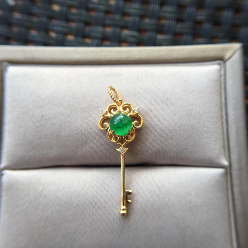 天然本翡翠(A貨)ピース型、ゴールド18 K金チャーム、ペンダント￼もOK 天然本翡翠(A貨)ピース型、ゴールド18 K金チャーム、ペンダント