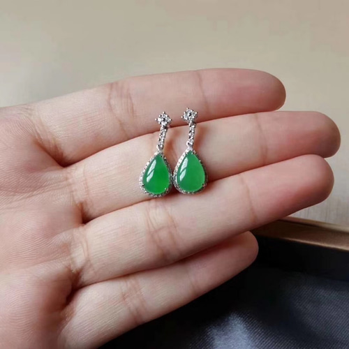 ♡美品·K18 大ぶりナミビア翡翠 雫型 ヴィンテージ ペンダントトップ♡ 美品K18 大ぶりナミビア翡翠 雫型 ヴィンテージ ペンダント