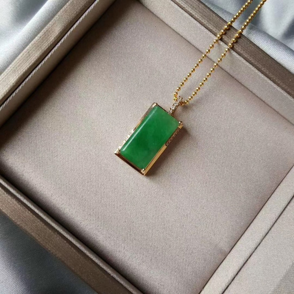 本翡翠ペンダント k18 蓮花 グァテマラ産 氷種ヒスイ 小さめ天然石 可愛い