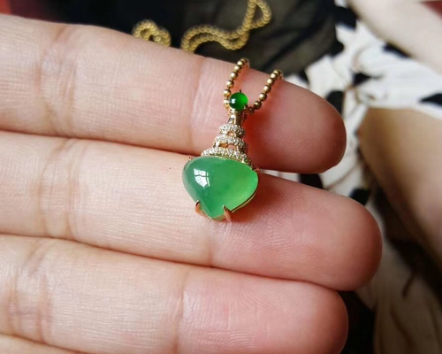 (今月末削除予定)天然石翡翠 濃緑色 ネックレス 8mm専用ボックス付き 今月末削除予定)天然石翡翠 濃緑色 ネックレス 8mm専用ボックス