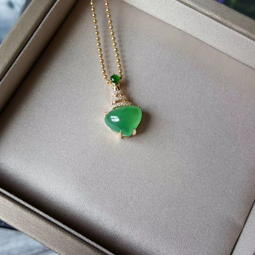 新入荷】本翡翠保証‼️天然翡翠 白氷種18Kゴールド梅花ピアス 両耳用