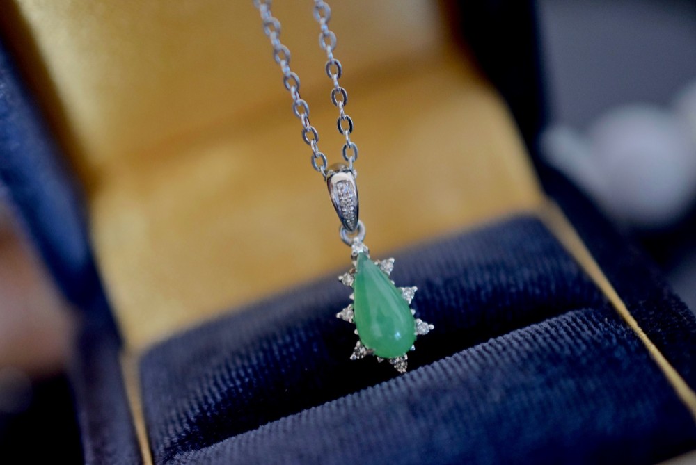 630 現品 ミャンマー産 薄緑 本翡翠 ヒスイ k18金ゴールド ペンダント ネックレス