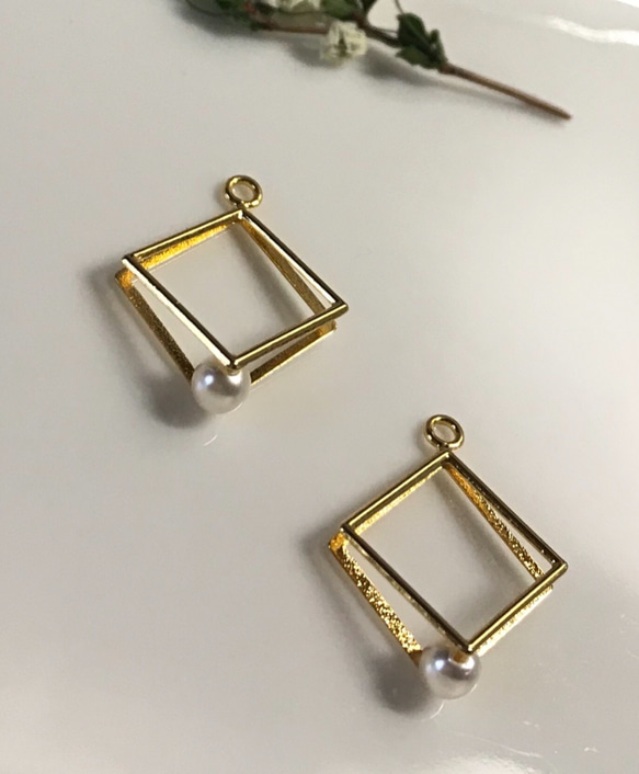 gold frame square pierce 2枚目の画像