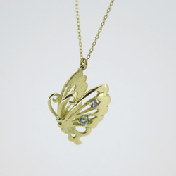 ゴールドの蝶のペンダント（ブルートパーズ） 2枚目の画像