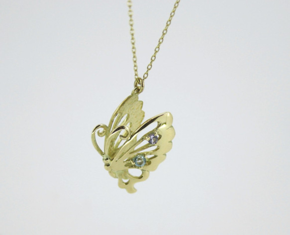 ゴールドの蝶のペンダント（ブルートパーズ） 2枚目の画像