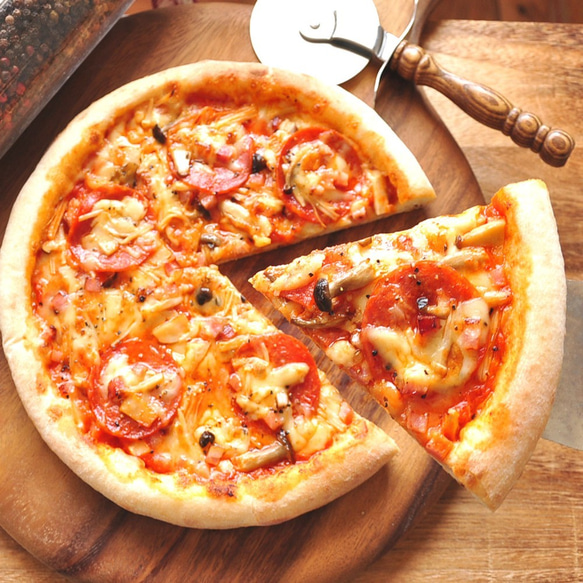【天然酵母ピザ】 きのこ・ベーコン・サラミのガーリックトマトソースピザ　２０ｃｍ 1枚目の画像