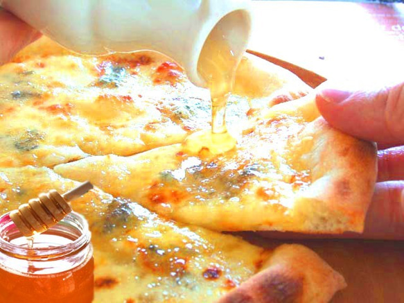 【天然酵母ピザ】はちみつ付き ４種チーズクリームピザ「クアトロ・フォルマッジ」　２０ｃｍ 1枚目の画像