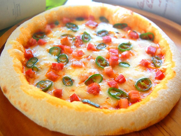 【天然酵母ピザ】 青唐辛子とベーコンのガーリックトマトソースピザ　２０ｃｍ 1枚目の画像