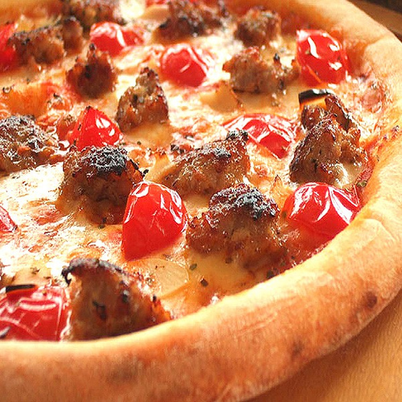 【天然酵母ピザ】 自家製生ソーセージとミニトマトのトマトソースピザ　２０ｃｍ 1枚目の画像