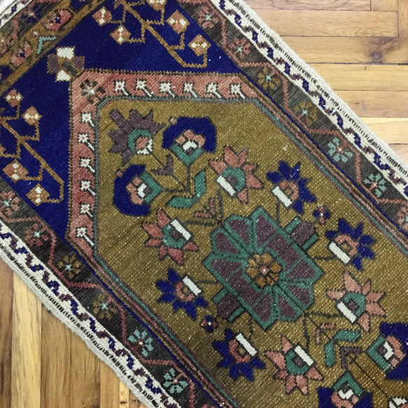 手織りトルコ絨毯 108x50cm ヴィンテージラグ 3枚目の画像