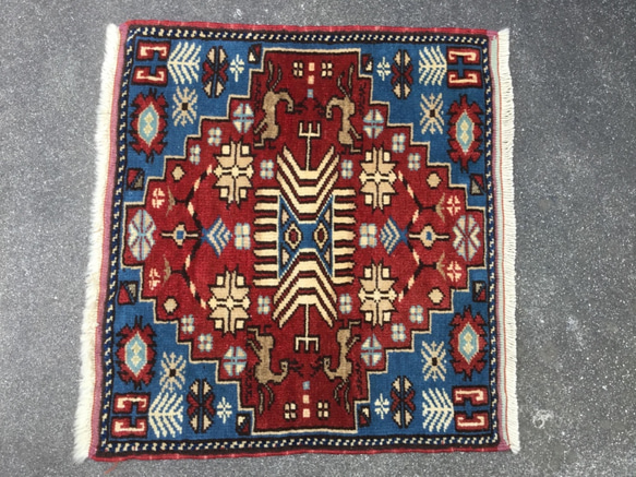 【送料無料】手織りトルコ絨毯 64x59cm ヴィンテージ ラグ 座布団サイズ 5枚目の画像