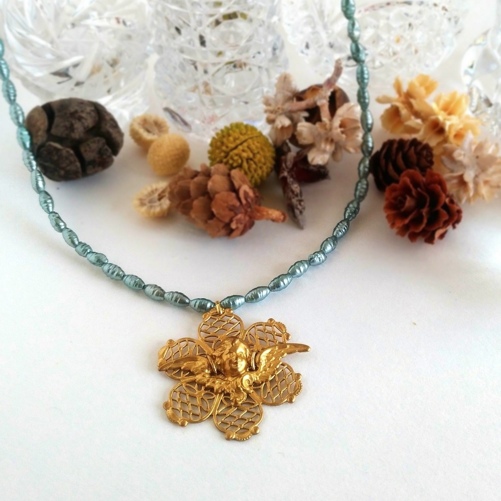 天使と変形パールのネックレス