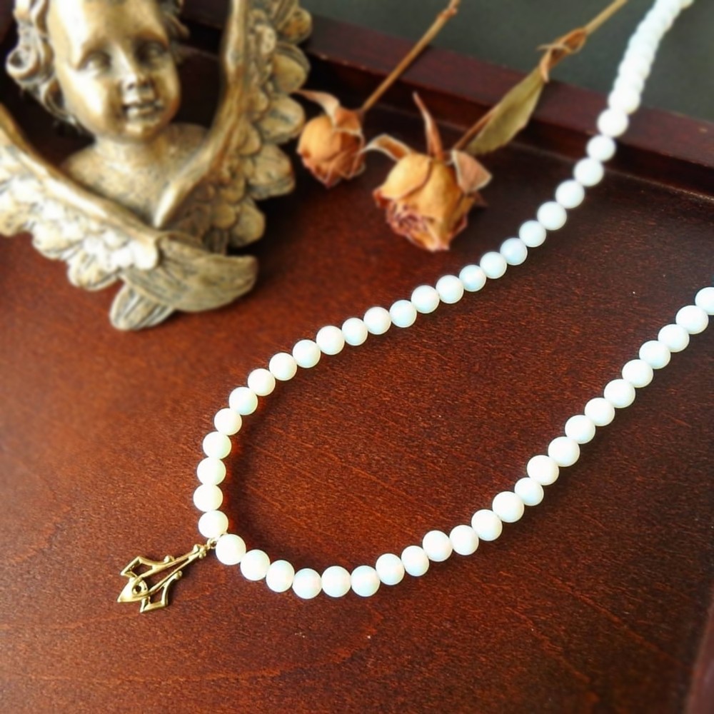 ホワイトオパール色ビーズとHASKELLパーツのネックレス