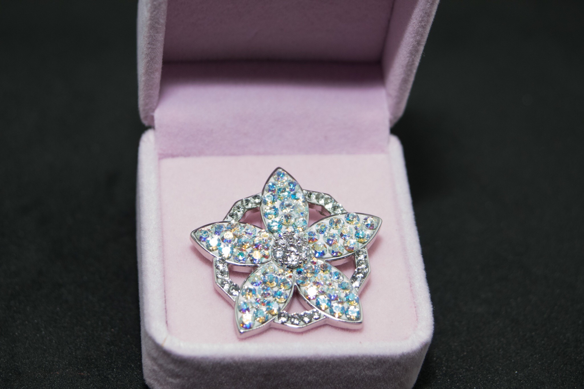 スワロフスキー✨ブローチ