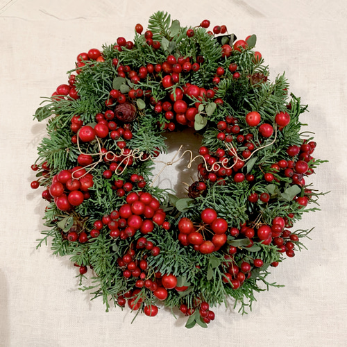 グレビレアと赤いクリスマスリース　サンキライ　野ばらの実　ローゼル サンキライとバラの実のフレッシュクリスマスリース リース nabeco