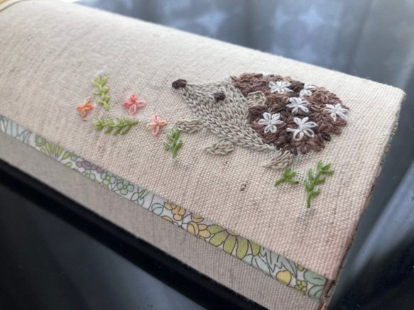 ハリネズミ手刺繍のメガネケース 3枚目の画像