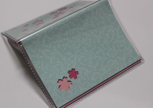 『D様ご依頼品』彫紙アートで作るカードケース＜サクラ：ピンク&ブルー＞ 2枚目の画像