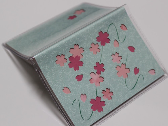 『D様ご依頼品』彫紙アートで作るカードケース＜サクラ：ピンク&ブルー＞ 3枚目の画像