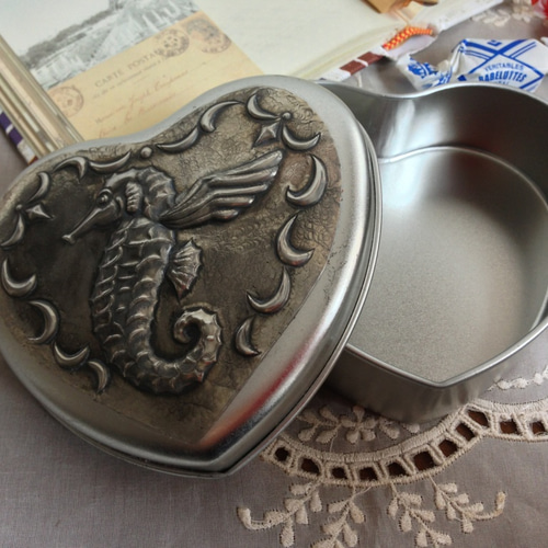 タツノオトシゴ柄のハート型スチール缶 その他雑貨 Little Lotte