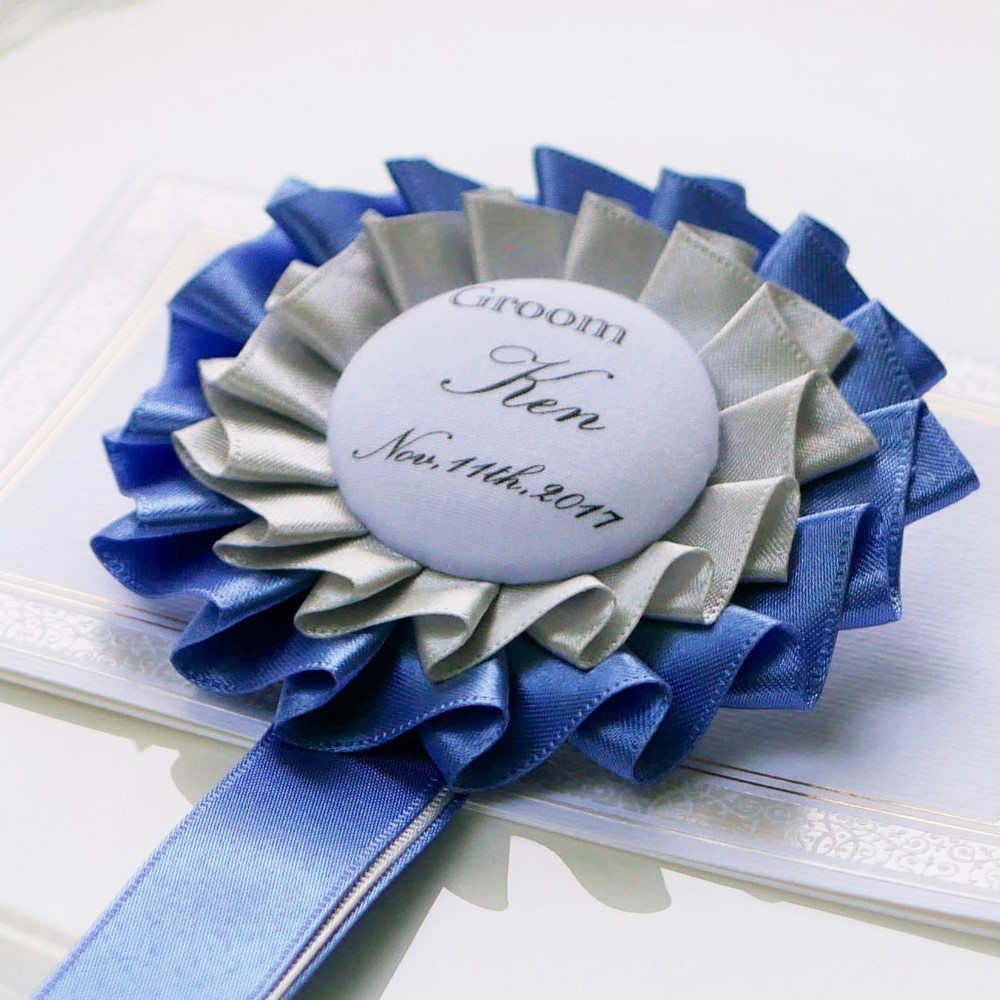 新郎新婦ロゼット【ラグジュアリープリーツ】ミディアムブルー＆シルバー