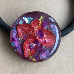 赤紫のお花のレジン製ヘアゴム 1枚目の画像