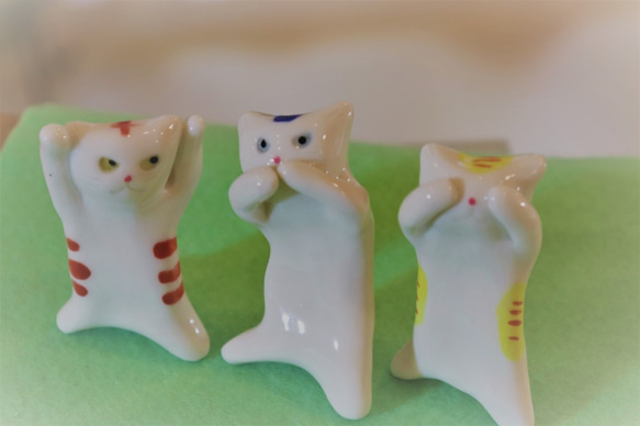 見ニャー聞かニャー言わニャー　白磁土で作った磁器の３匹の猫 1枚目の画像
