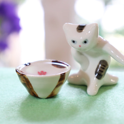 猫と金魚　　白磁土で作った磁器の猫が金魚を見て興奮 1枚目の画像