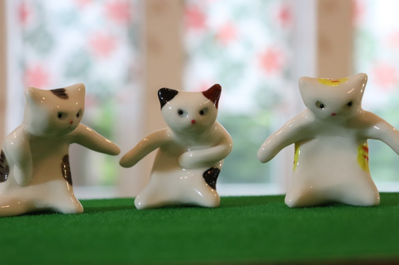 猫と金魚　　白磁土で作った磁器の猫が金魚を見て興奮 7枚目の画像