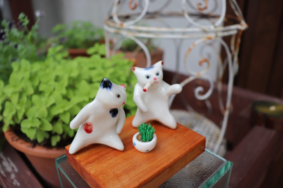猫草をめぐる猫のにらみ合い　『ボクの猫草だニャー！』　白磁土で作った陶器の猫 1枚目の画像