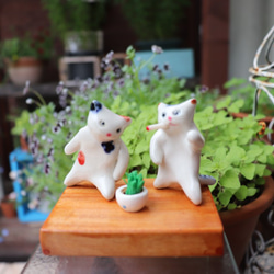 猫草をめぐる猫のにらみ合い　『ボクの猫草だニャー！』　白磁土で作った陶器の猫 2枚目の画像