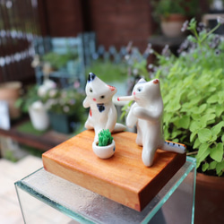 猫草をめぐる猫のにらみ合い　『ボクの猫草だニャー！』　白磁土で作った陶器の猫 3枚目の画像