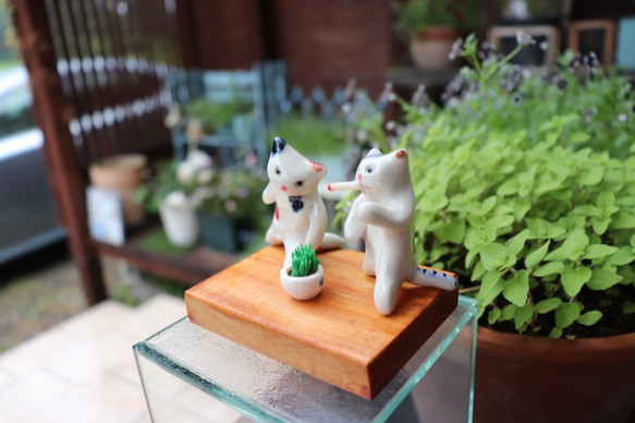 猫草をめぐる猫のにらみ合い　『ボクの猫草だニャー！』　白磁土で作った陶器の猫 3枚目の画像