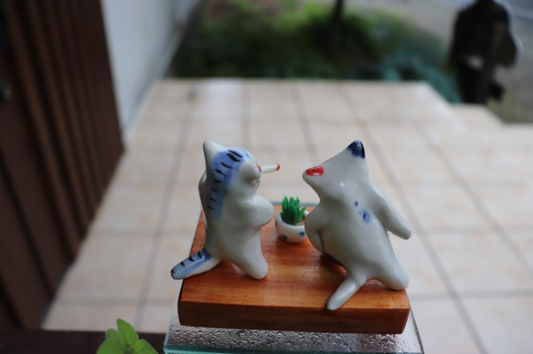 猫草をめぐる猫のにらみ合い　『ボクの猫草だニャー！』　白磁土で作った陶器の猫 4枚目の画像