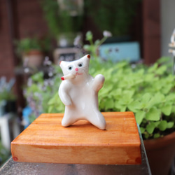 猫草をめぐる猫のにらみ合い　『ボクの猫草だニャー！』　白磁土で作った陶器の猫 6枚目の画像
