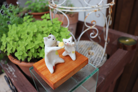 猫の親子　『ショークリームあげる』　ペア猫　白磁土で作った陶器の猫 3枚目の画像