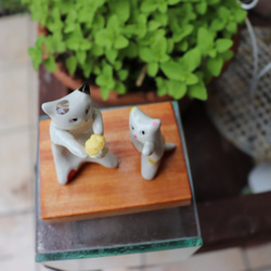 猫の親子　『ショークリームあげる』　ペア猫　白磁土で作った陶器の猫 6枚目の画像